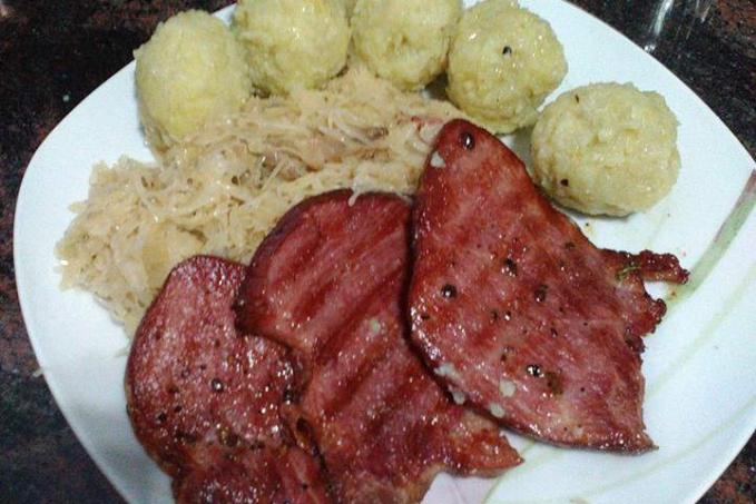 Výborné chlupaté knedlíky (klouzaky) s kyslou kapustou a grilovaným údeným mäsom