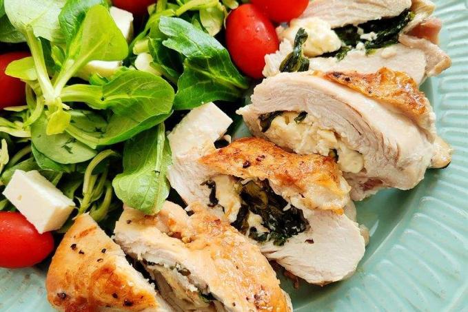 Plněná kuřecí prsa balkánským sýrem a polníčkem