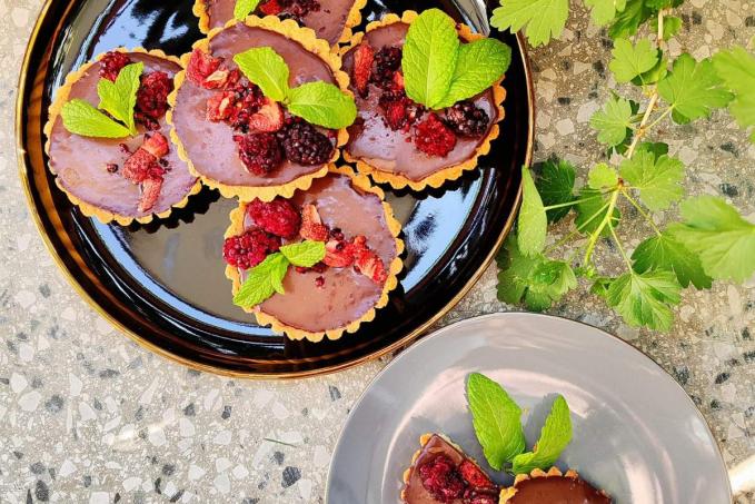 Tartaletky s ořechovým máslem a čokoládovou ganache