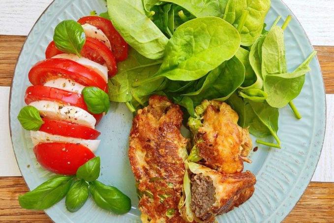 Kapustové závitky plněné mletým masem v sýrovém těstíčku