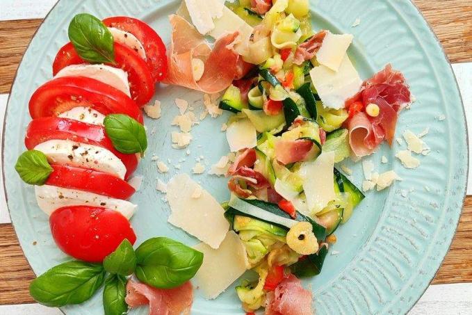 Cudle (cuketové "nudle") Aglio olio e peperoncino s prosciuttem a parmazánem