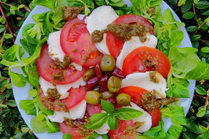 Caprese s čerstvým bazalkovým pestem