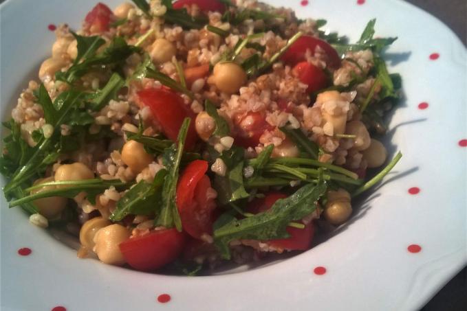 Raw salát s bulgurem, cizrnou, rukolou a rajčátky