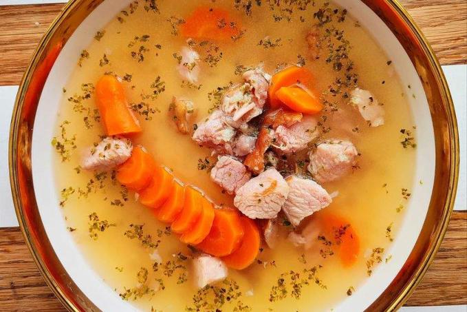 Česneková polévka s uzeným masem a mrkví