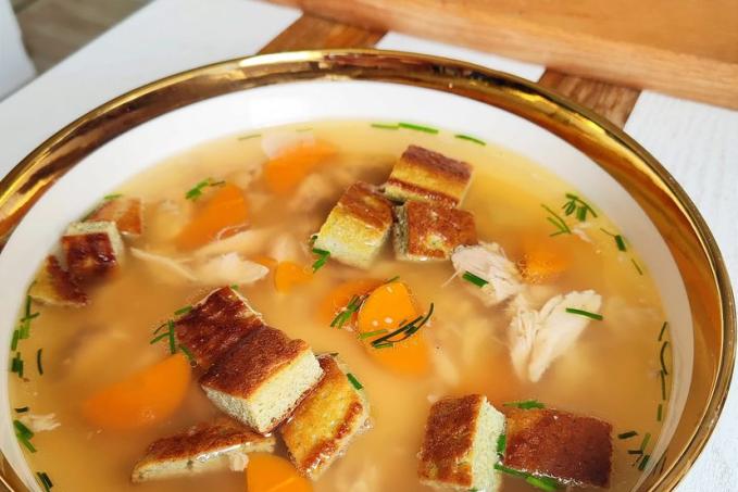 Kuřecí vývar s bylinkovým "svítkem"