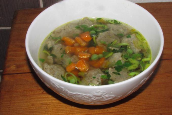 Hovězí polévka s játrovými knedlíčky