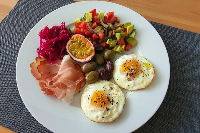 Snídaňový obložený talíř