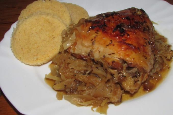 KUŘE ALÁ KACHNA S MANDLOVÝM KNEDLÍKEM