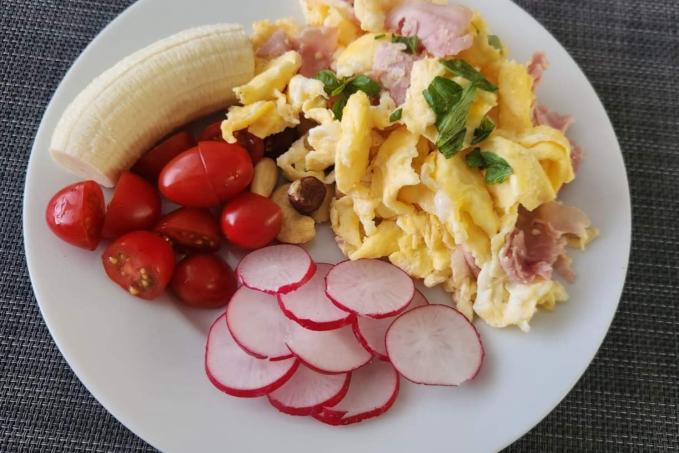 Míchaná vajíčka se šunkou a libovolnou oblohou
