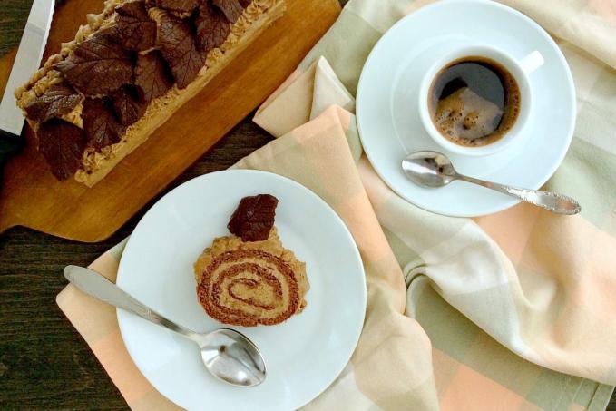 Kakaová roláda s kávovým šlehačkovým krémem