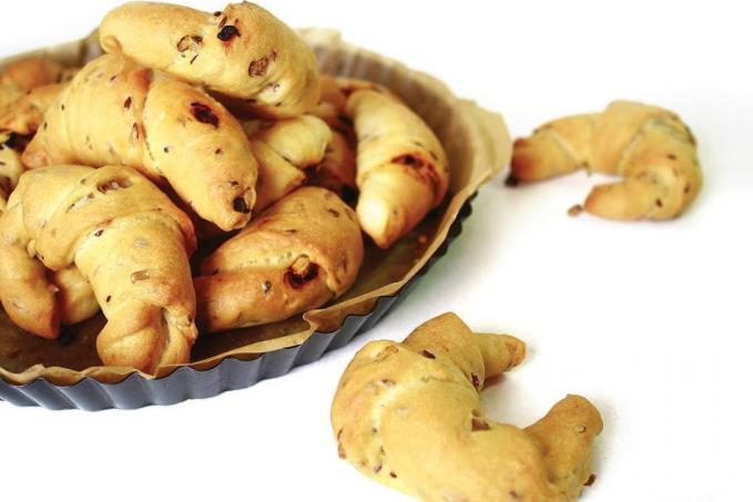 Cibulovo "škvarkové" rohlíčky s uzeným tofu