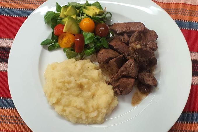 Krůtí játra s celerovým pyré a salátkem z polníčku