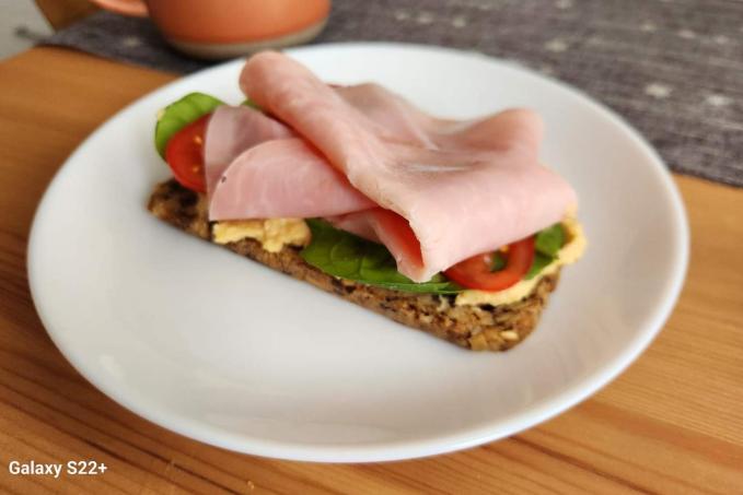 Žitný chléb s hummusem a šunkou