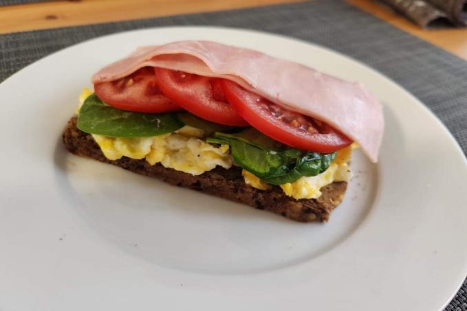 Žitný chléb s vajíčky a šunkou
