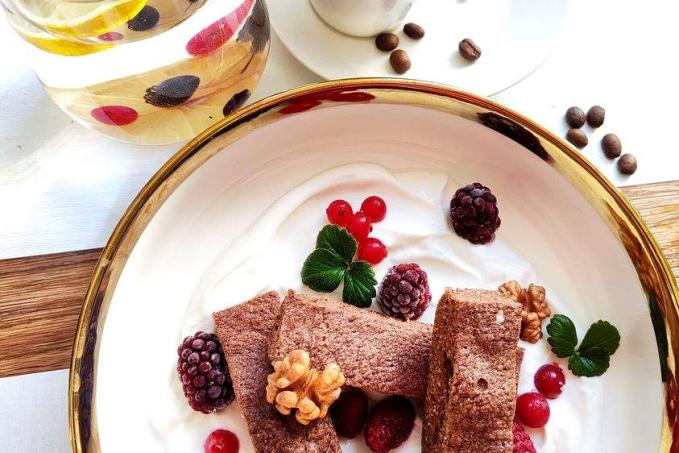 "Perník" z mikrovlnky, s tvarohem, ovocem a ořechy