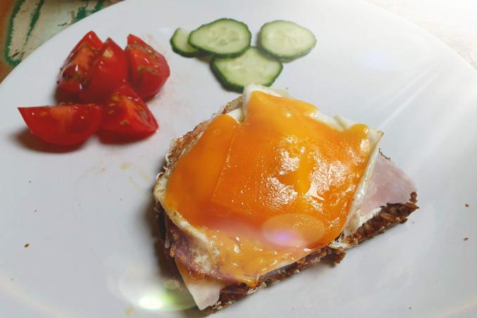 Vejce se sýrem , šunkou a Fit chlebem
