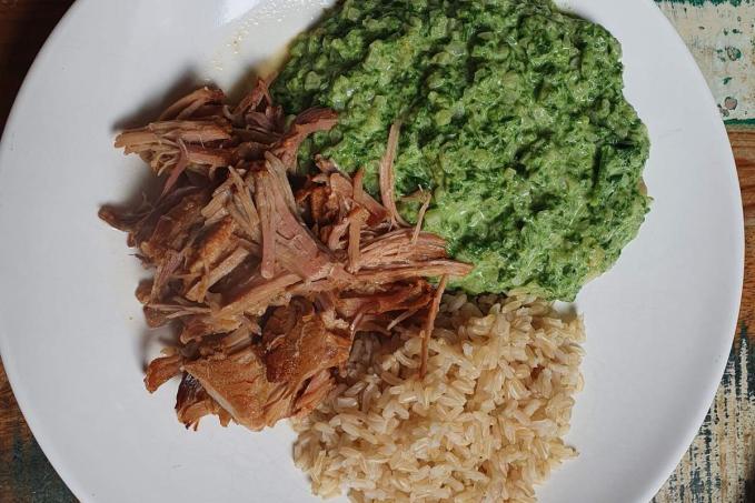 Trhané vepřové maso s květákovou špenátovou rýží