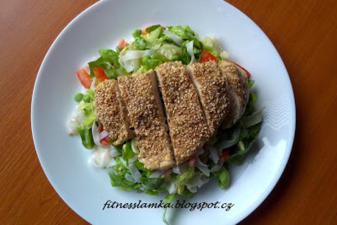 Salát s rýžovými nudlemi a sezamovým kuřátkem