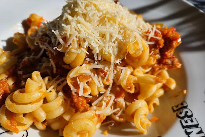 Těstoviny s italskou salsicciou a mrkví