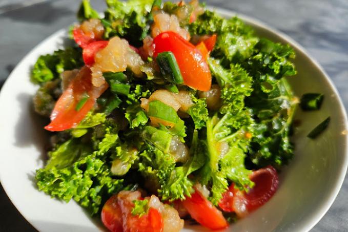 Salát s kompotovaným ovocem