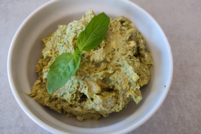 Jarní tvarohová pomazánka s hráškem a bylinkami