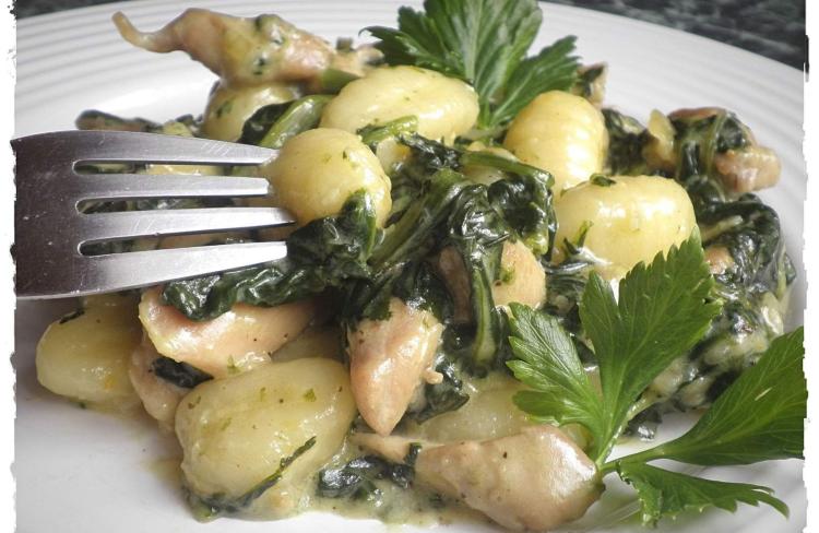 BRAMBOROVÉ GNOCCHI SE ŠPENÁTEM A KUŘECÍM MASEM