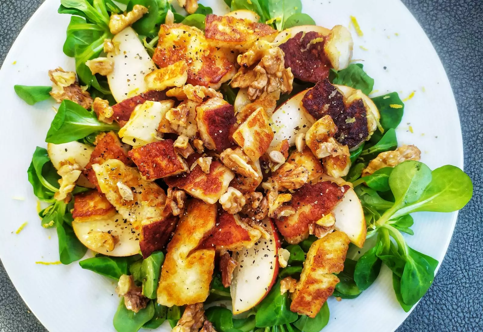 Polníčkový salát s halloumi a hruškou